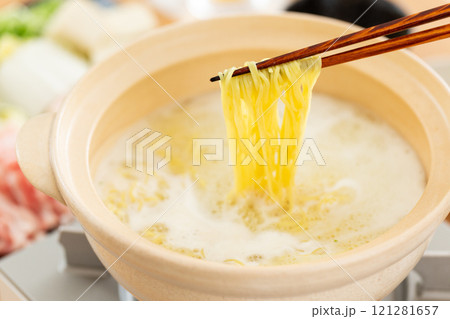 豚のしゃぶしゃぶ鍋の締めに楽しむラーメン 121281657