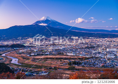 【静岡県東部】伊豆の山中から三島方面夜景と富士山 121281666