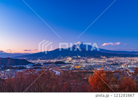 【静岡県東部】伊豆の山中から三島方面夜景と富士山 121281667