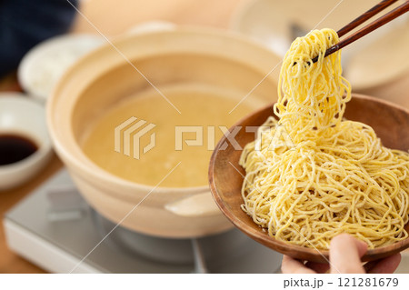 豚のしゃぶしゃぶ鍋の締めに楽しむラーメン 121281679