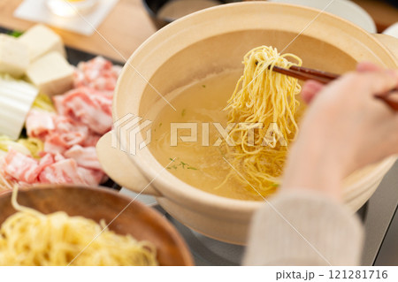豚のしゃぶしゃぶ鍋の締めに楽しむラーメン 121281716