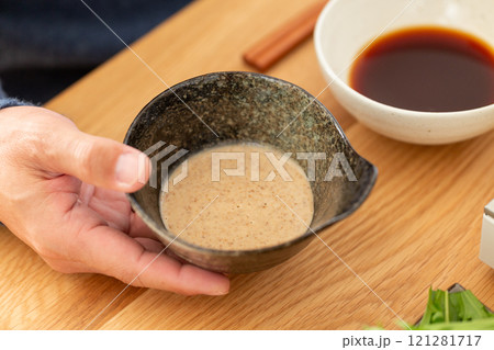 豚のしゃぶしゃぶ鍋のゴマだれとポン酢 豚のしゃぶしゃぶ鍋のゴマだれとポン酢 121281717