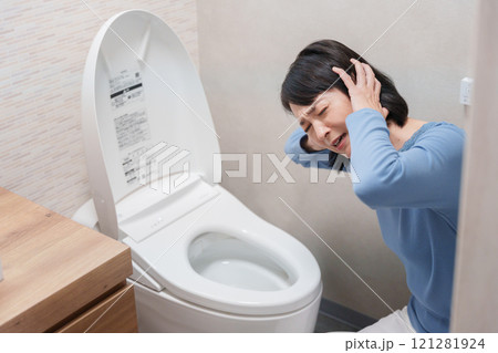 トイレのトラブルに悩むミドル女性 121281924