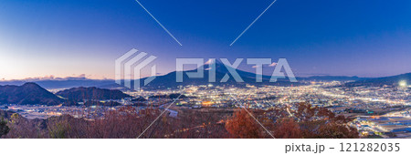 【静岡県東部】伊豆の山中から、沼津アルプス、三島、田方平野の夜景と富士山（パノラマ撮影） 121282035