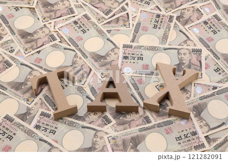 税金と紙幣 121282091