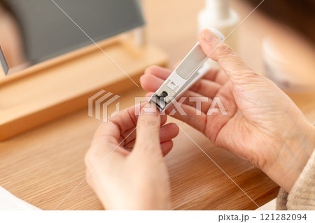 爪切りで手の爪を切るミドル〜シニア女性 爪切りで手の爪を切るミドル〜シニア女性 121282094