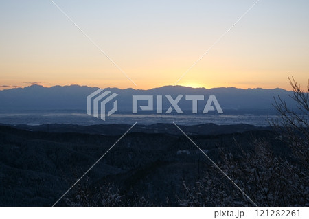 日の出直前の北アルプス 121282261