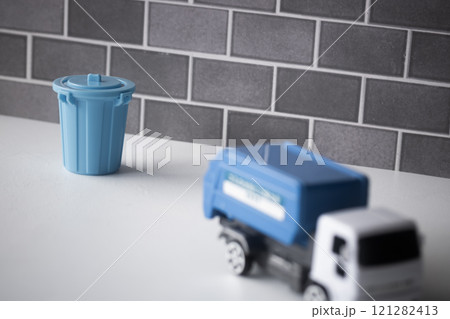 行ってしまった～ごみ収集車 121282413