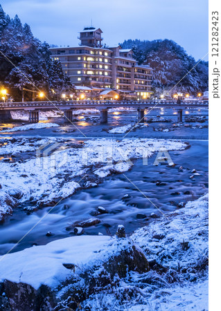 三朝温泉 の雪景色 三朝温泉 の雪景色 121282423