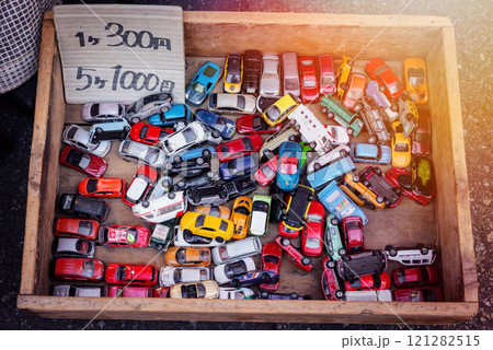 フリーマーケットの露店に並ぶ商品達 フリーマーケットの露店に並ぶ商品達 121282515