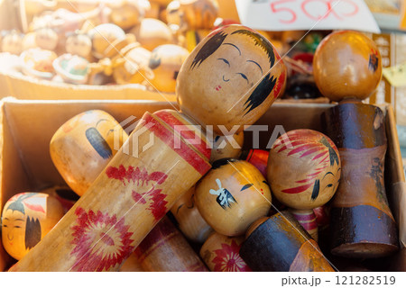 フリーマーケットの露店に並ぶ商品達 121282519