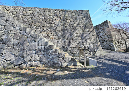 美作「日本100名城　津山城」の石垣と屋敷内部 121282619