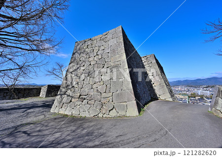 美作「日本100名城　津山城」の石垣と屋敷内部 121282620