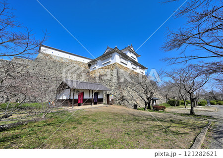 美作「日本100名城　津山城」の石垣と屋敷内部 121282621