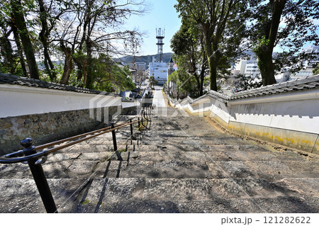 美作「日本100名城　津山城」の石垣と屋敷内部 121282622