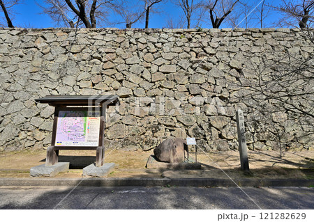 美作「日本100名城 津山城」の石垣と屋敷内部 美作「日本100名城 津山城」の石垣と屋敷内部 121282629