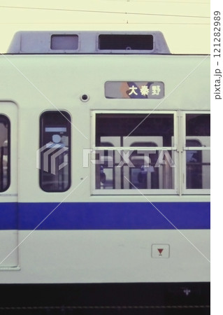小田急・2600形NHE車（2804）の車側方向幕「大秦野」表示、1981年11月21日、大野検車区 121282989