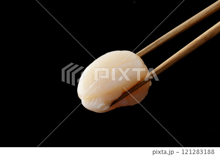 箸で持ち上げた帆立の貝柱の刺身 121283188