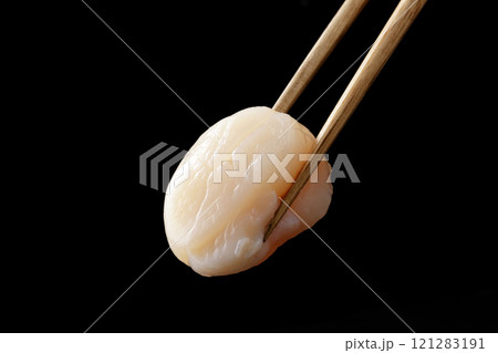 箸で持ち上げた帆立の貝柱の刺身 箸で持ち上げた帆立の貝柱の刺身 121283191