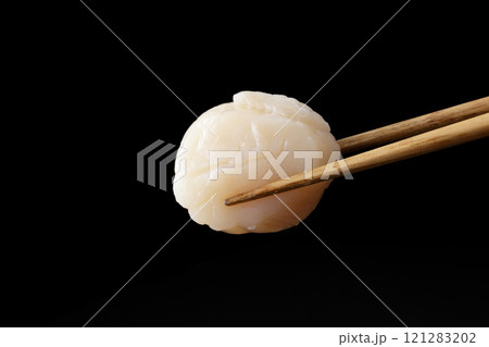 箸で持ち上げた帆立の貝柱の刺身 箸で持ち上げた帆立の貝柱の刺身 121283202