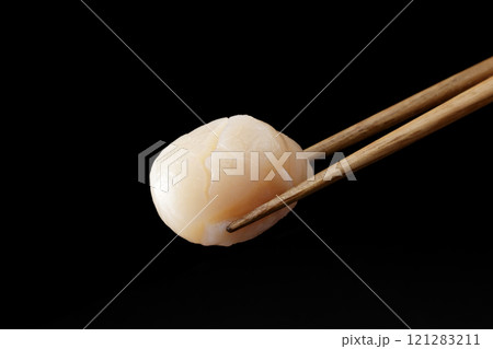 箸で持ち上げた帆立の貝柱の刺身 121283211