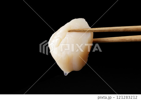 箸で持ち上げた帆立の貝柱の刺身 121283212