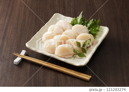 北海道オホーツク産の帆立の刺身 121283274