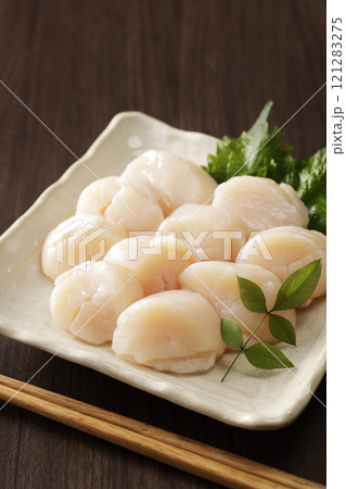 北海道オホーツク産の帆立の刺身 121283275