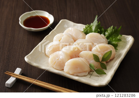 北海道オホーツク産の帆立の刺身 121283286