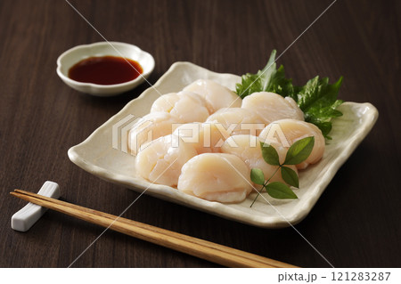 北海道オホーツク産の帆立の刺身 121283287