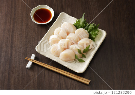 北海道オホーツク産の帆立の刺身 121283290