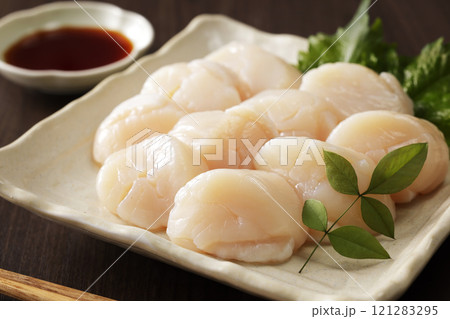 北海道オホーツク産の帆立の刺身 121283295