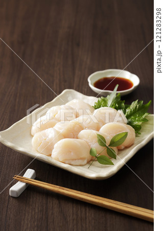 北海道オホーツク産の帆立の刺身 121283298