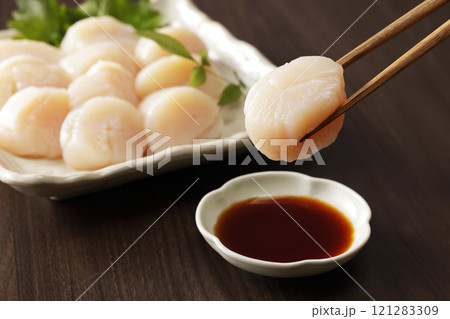 北海道オホーツク産の帆立の刺身 北海道オホーツク産の帆立の刺身 121283309