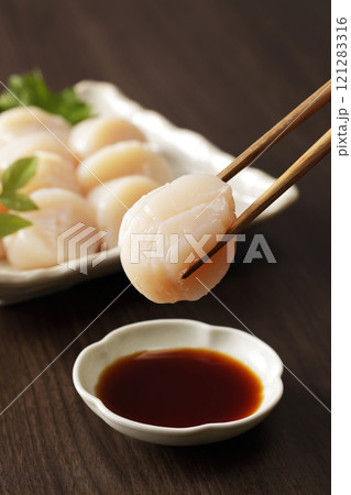 北海道オホーツク産の帆立の刺身 121283316