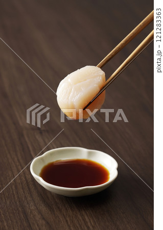 帆立の刺身を醤油につける 帆立の刺身を醤油につける 121283363