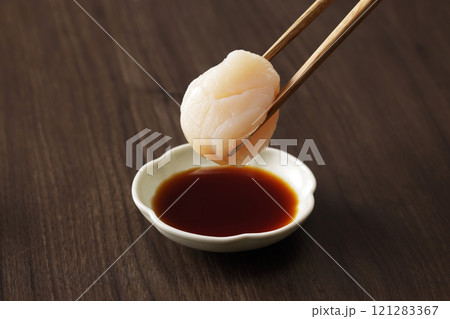 帆立の刺身を醤油につける 121283367