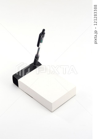 ボールペンとメモ帳 121283388