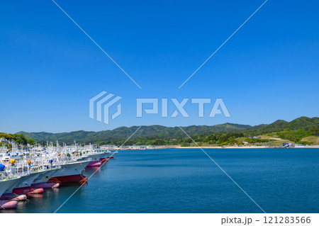 気仙沼の春 船と海と 121283566