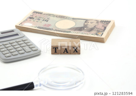 税金と紙幣 121283594