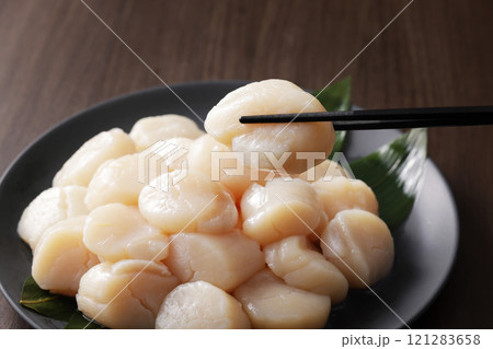 皿に盛った北海道産の帆立の貝柱 121283658