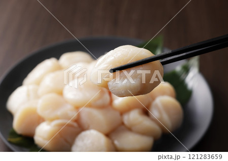 皿に盛った北海道産の帆立の貝柱 121283659