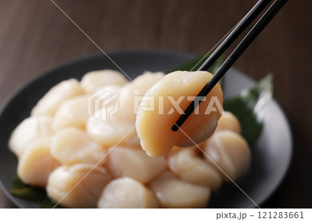 皿に盛った北海道産の帆立の貝柱 皿に盛った北海道産の帆立の貝柱 121283661