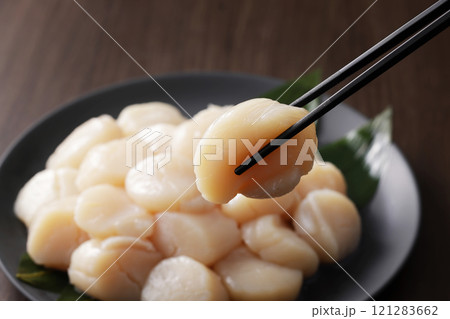 皿に盛った北海道産の帆立の貝柱 121283662