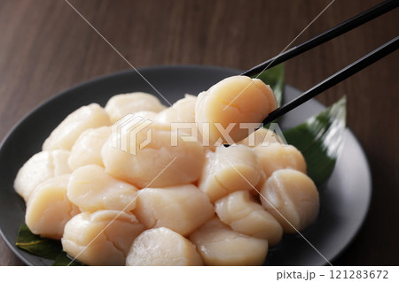 皿に盛った北海道産の帆立の貝柱 121283672