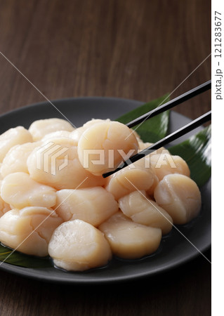 皿に盛った北海道産の帆立の貝柱 121283677