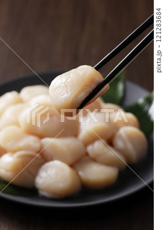 皿に盛った北海道産の帆立の貝柱 121283684