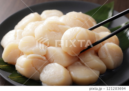 皿に盛った北海道産の帆立の貝柱 皿に盛った北海道産の帆立の貝柱 121283694