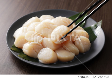 皿に盛った北海道産の帆立の貝柱 121283698