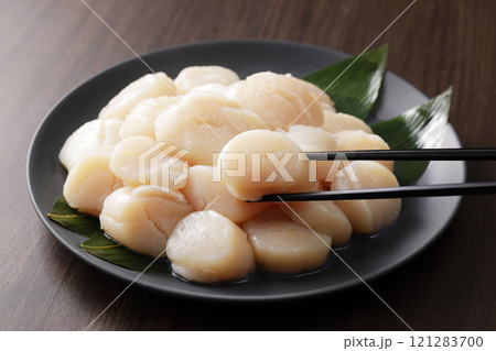 皿に盛った北海道産の帆立の貝柱 121283700